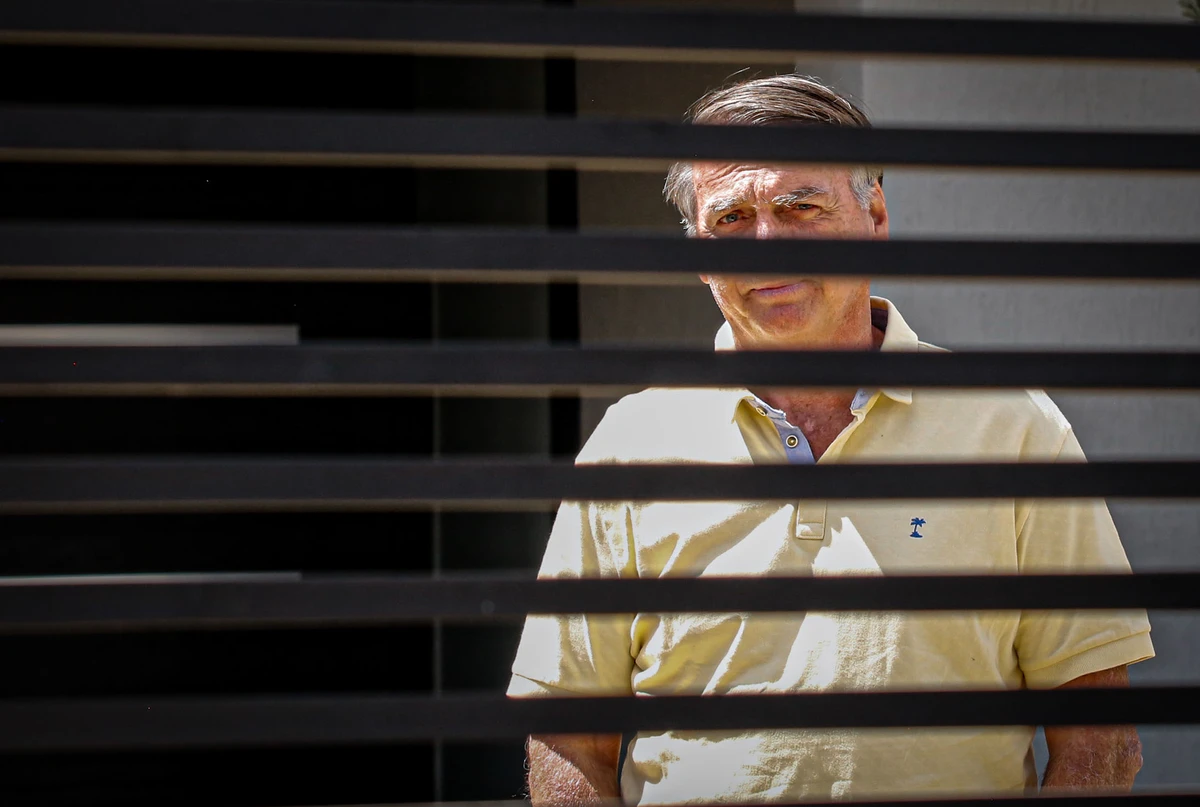 O ex-presidente Jair Bolsonaro é visto na garagem de sua residencia em Brasilia (DF), nesta quarta-feira (3). 