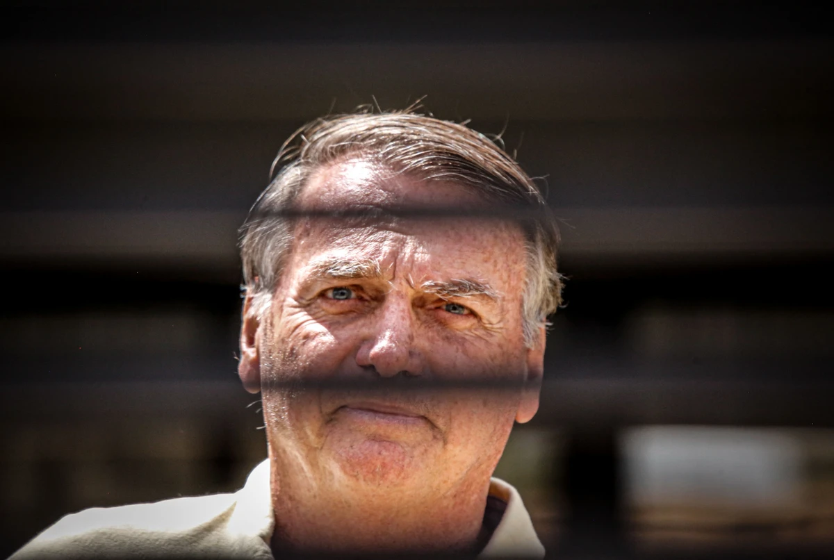 O ex-presidente Jair Bolsonaro é visto na garagem de sua residencia em Brasilia (DF), nesta quarta-feira (3). 