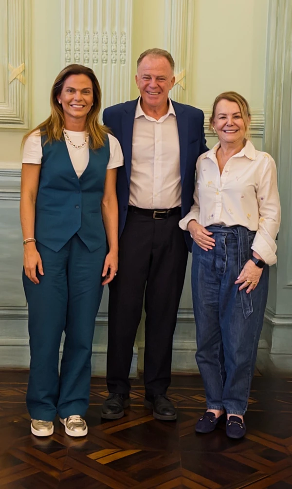 O governador Renato Casagrande entre Mariana Buaiz e Marilucia Dalla - vice-presidente e presidente da Afecc-HSRC, respectivamente