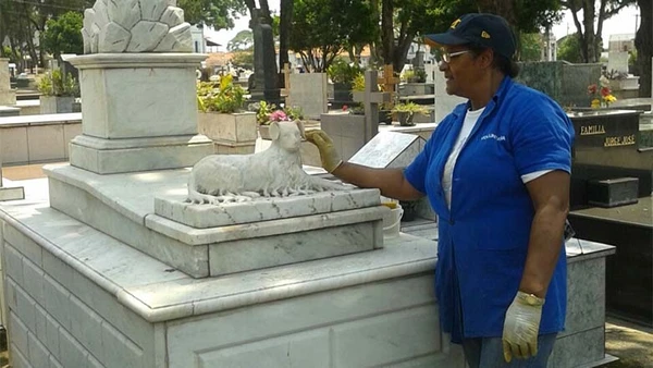 O túmulo foi “adotado” pela Dona Dulce, moradora da cidade de São José dos Campos