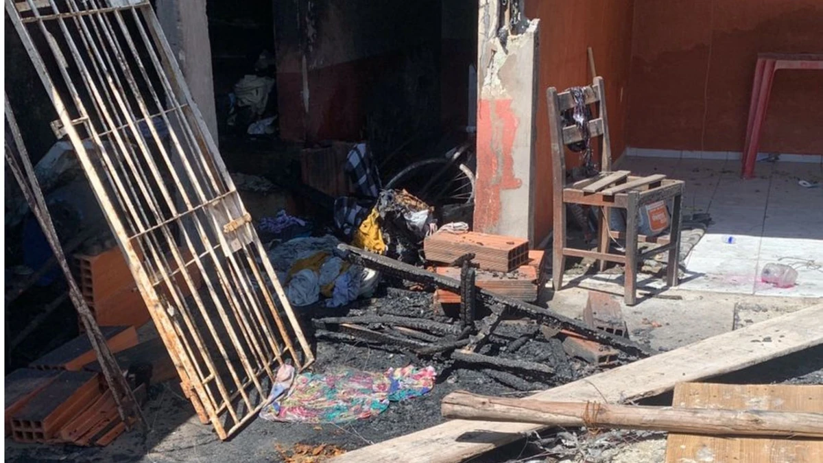 Parte da casa ficou destruída após o incêndio 