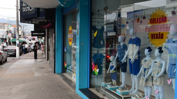 Oportunidades são para cargos como vendedora, caixa, estoquista e auxiliar de cozinha. Somente nos shopping centers são 1,3 mil chances abertas