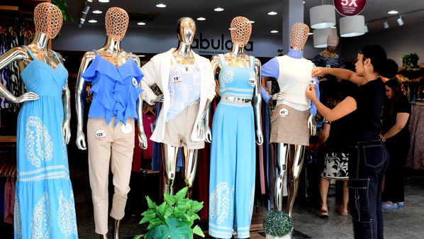 São milhares de oportunidades para cargos como vendedora, caixa, estoquista e auxiliar de cozinha. Postos estão disponíveis comércio de rua e em shoppings