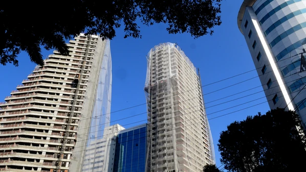 Desde 2001 que a tabela não é corrigida, assim, que compra um apartamento de R$ 200.000,01 já paga o teto, ou seja, uma tremenda distorção que finalmente deve ser corrigida
