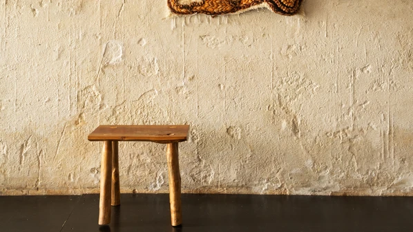 Além da
beleza estética, as peças são imbuídas de significado, memória e senso de
pertencimento que funcionam como amuletos que carregam sabedoria por
meio de técnicas artesanais e ancestrais