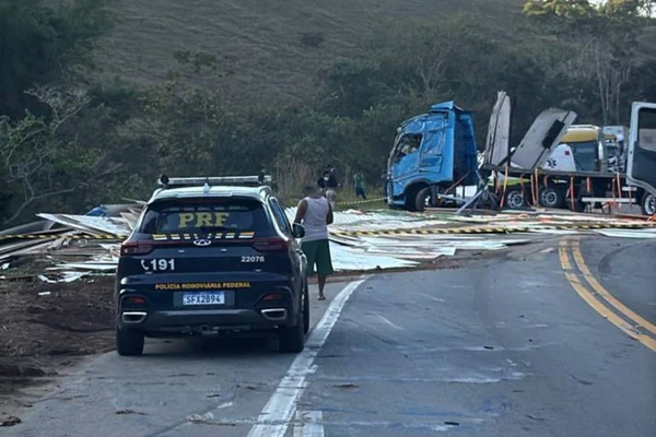 Carreta com placas de MDF tombou na BR 101, em Itapemirim