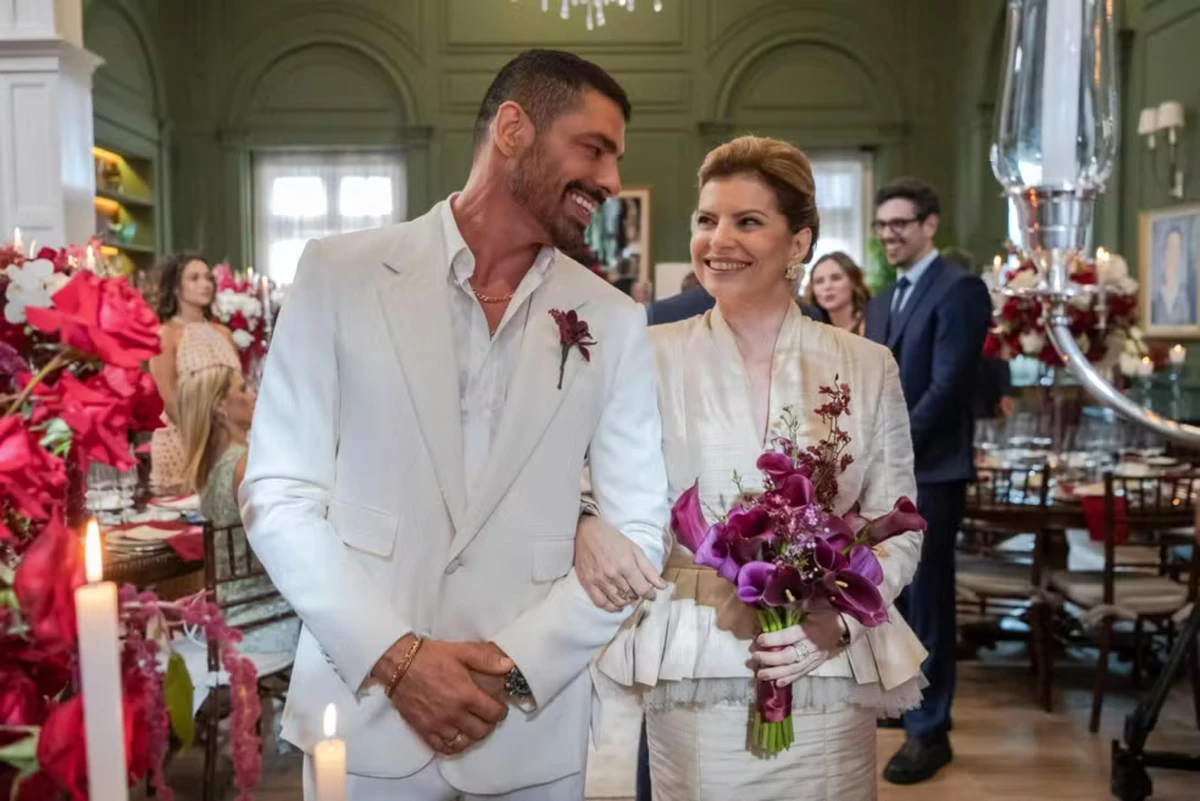 Casamento de Odete Roitman (Debora Bloch) e César Ribeiro (Cauã Reymond) em 