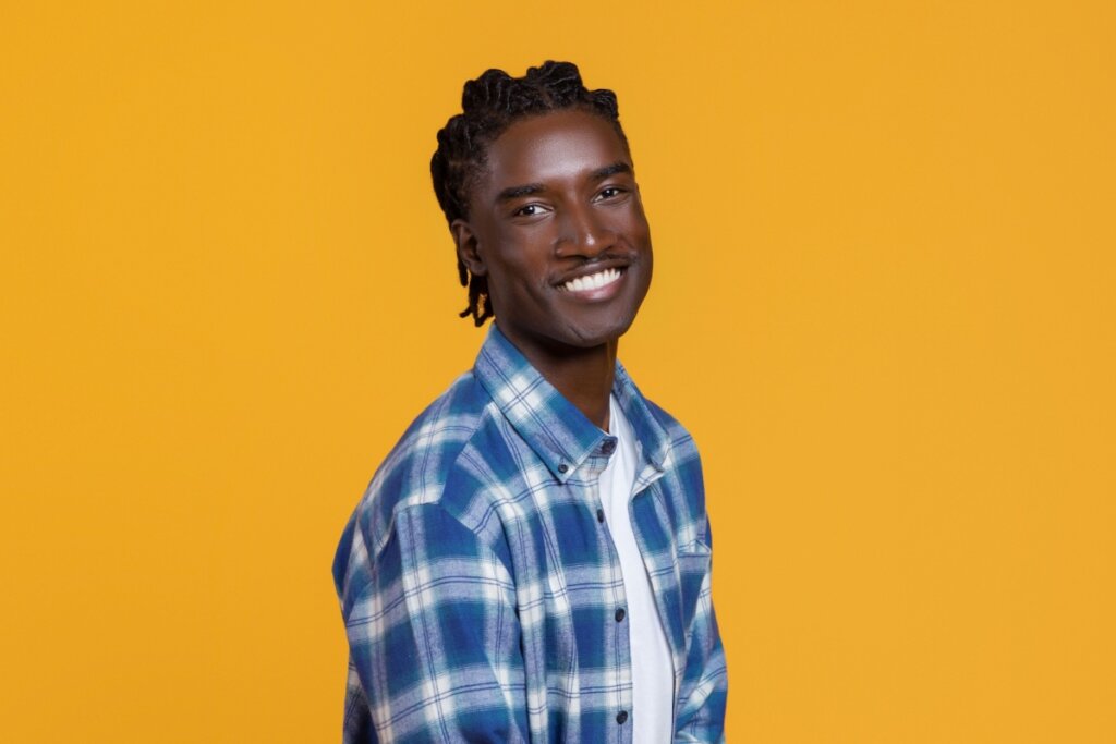 As tranças ajudam a manter o visual até o fim do festival (Imagem: Prostock-studio | Shutterstock)