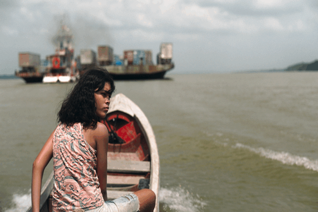 Em “Manas”, Marcielle questiona o papel das mulheres em sua comunidade e busca maneiras de romper o ciclo de sofrimento que as afeta (Imagem: Reprodução digital | PARIS FILMES) 