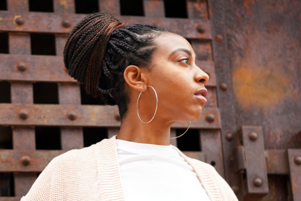 O coque alto ajuda a manter o cabelo no lugar o dia todo (Imagem: Karen Dole | Shutterstock)