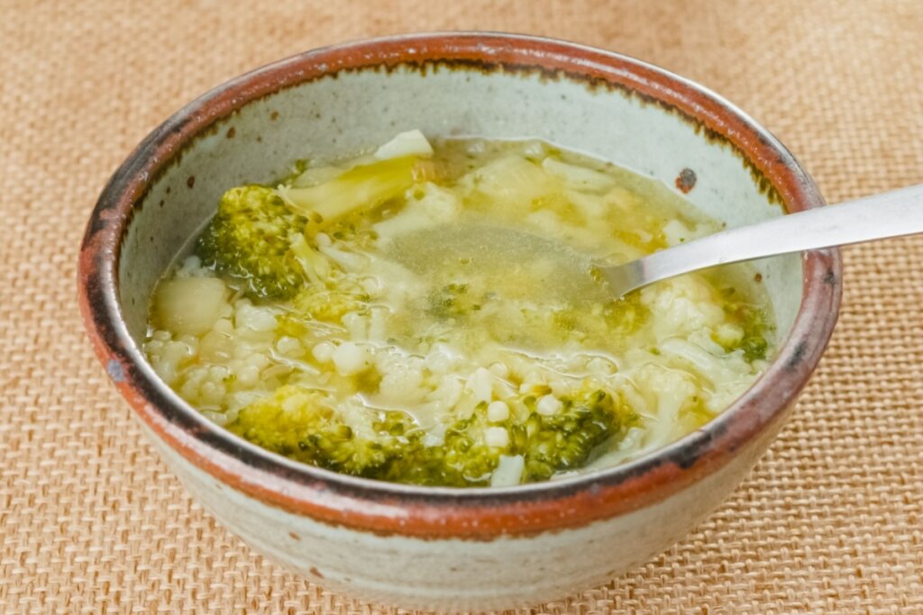 Sopa de brócolis com couve-flor (Imagem: HannaTor | Shutterstock) 