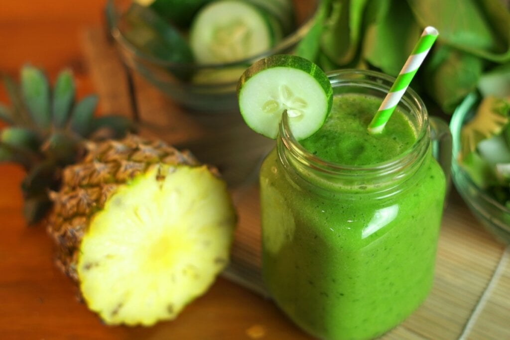 Suco detox de pepino com abacaxi e espinafre (Imagem: Fotografia Lemonti | Shutterstock)