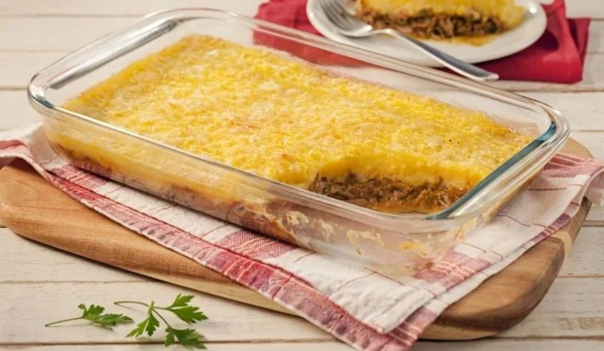 Escondidinho de carne desfiada com purê de batata e mandioquinha