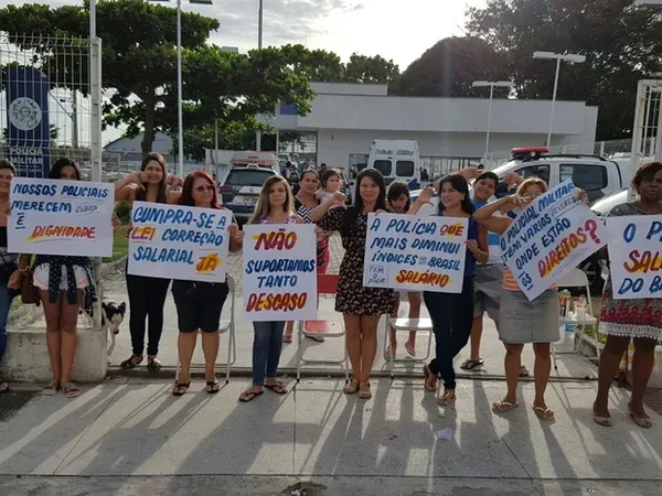 Mulheres protestam em frente a bases da Polícia Militar durante greve da PM no Espírito Santo