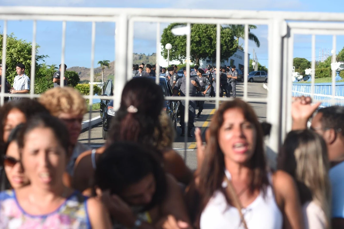 Mulheres protestam em frente a bases da Polícia Militar durante greve da PM no Espírito Santo