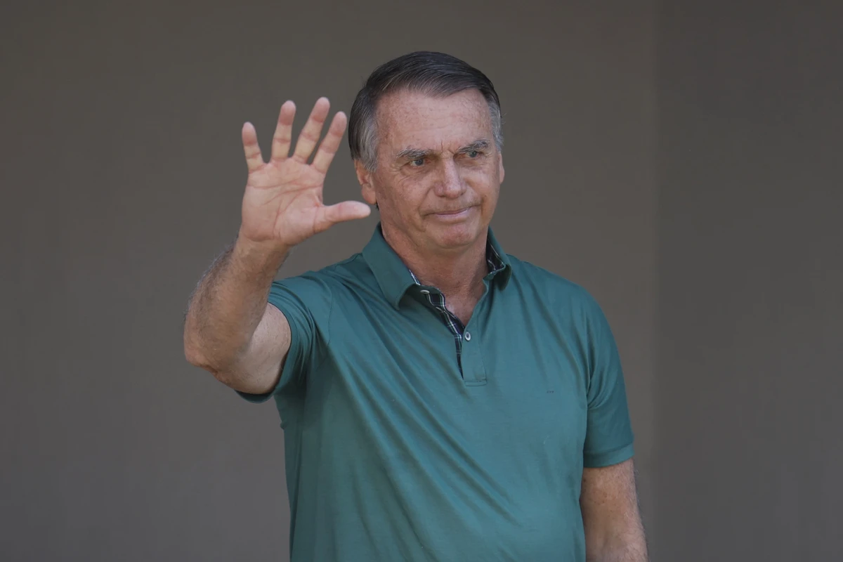 O ex-presidente Jair Bolsonaro na garagem de sua casa, em Brasília