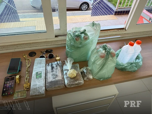 PRF apreende drogas na BR-101, na Serra
