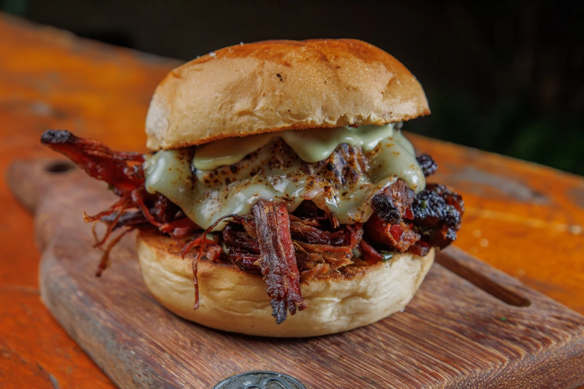 Sanduíche de cupim defumado com chimichurri e creme de gorgonzola Foto por Estevão Ribeiro