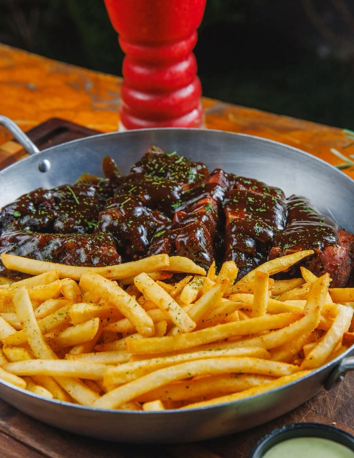 Costelinha suína defumada com molho barbecue artesanal + fritas Foto por Estevão Ribeiro