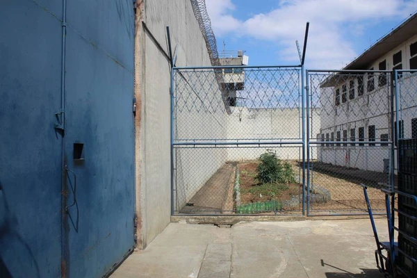 Área intramuros do Centro de Detenção Provisória I de Guarulhos. Detidos morreram no local