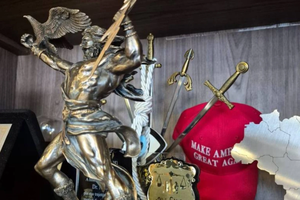 Bens apreendidos em Brasília em operação da Polícia Federal que tem como alvo o careca do INSS por Polícia Federal