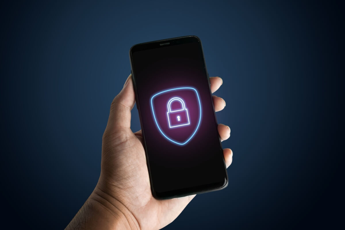 Medidas simples podem ajudar a proteger os dados no celular em caso de furto ou roubo (Imagem: dednuel images | Shutterstock) 