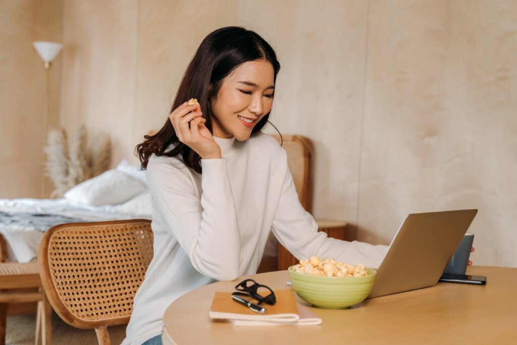 Os filmes estimulam os estudantes a conectarem experiências individuais com estruturas sociais (Imagem: Twinsterphoto | Shutterstock)