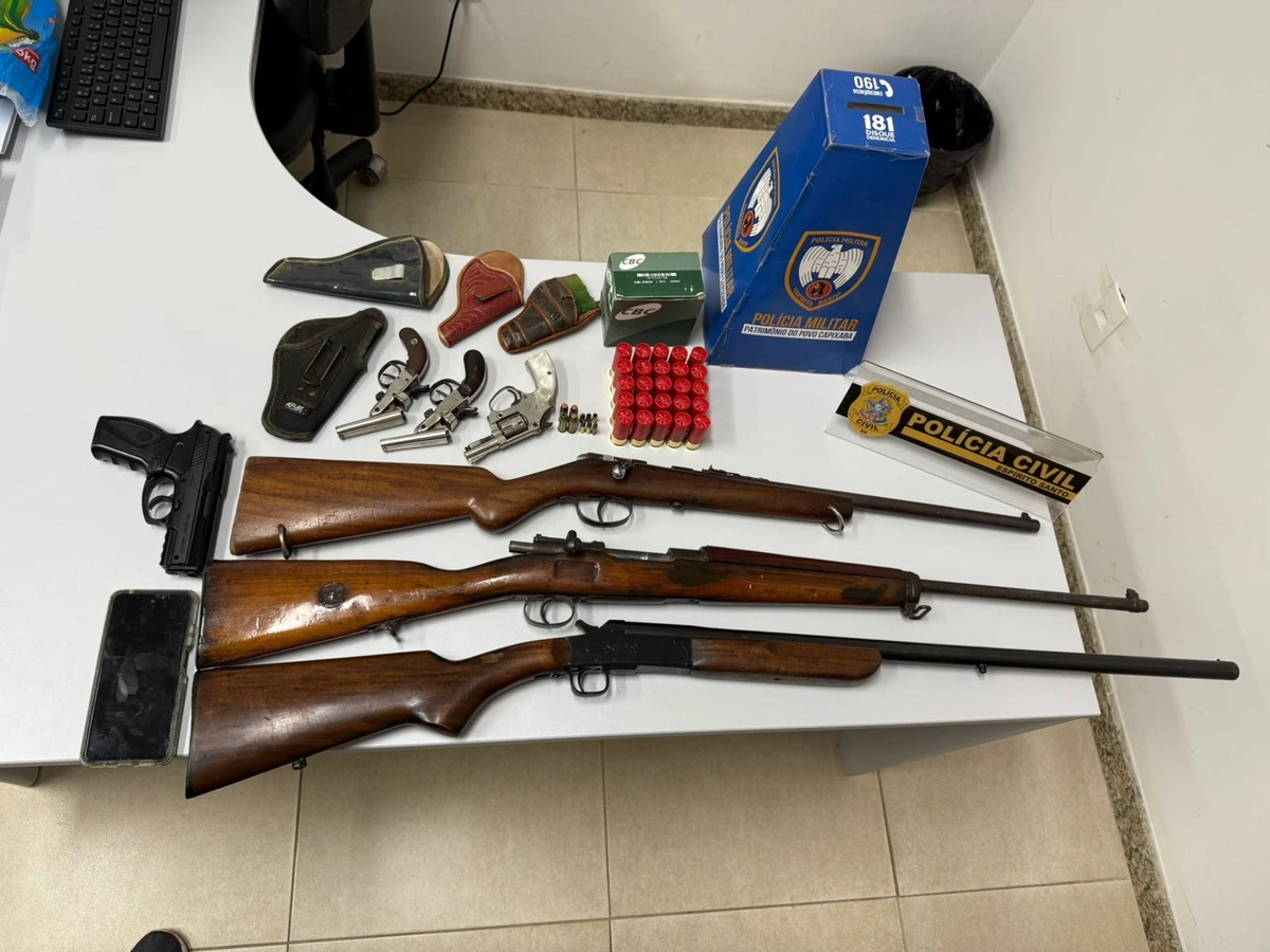 PCES cumpre mandado de busca e apreensão em Itaguaçu e apreende armas e munições