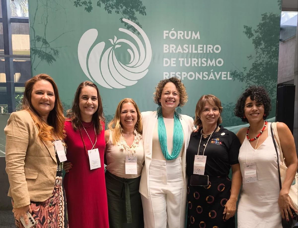 Tatiana Doin, Cássia Coppo, Tânia Oliveira da Rotas do Cerrado, Mariane Costa da Vivejar Turismo e organizadora do Fórum, Solange Portela (Secretária de Turismo de Nísia Floresta/RN) e Olívia dos Anjos (Guia de Turismo da Chapada Diamantina/BA).