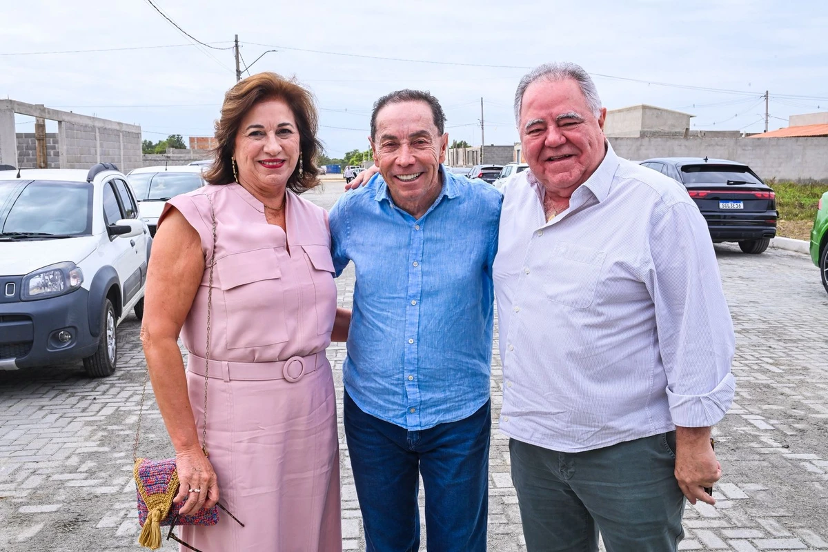 Valdecir Torezani entre Leila e Erly Vieira em café da manhã no Loteamento CapubaVille