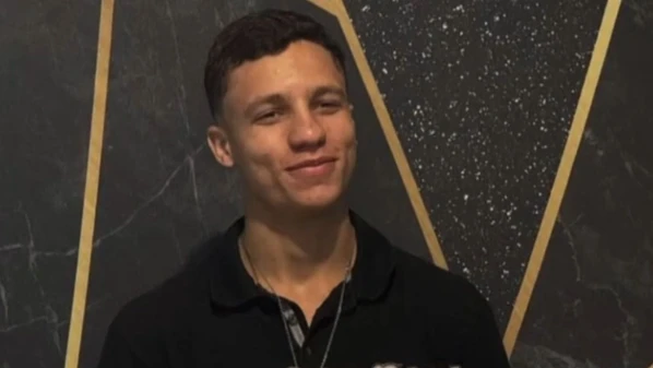 Jovem de 20 anos caiu de uma altura de 20 metros após a colisão; os dois veículos pegaram fogo e motorista do carro fugiu do local depois do acidente