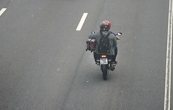 Criminosos foram flagrados fugindo de moto com mala que carregava os pertences das vítimas por Divulgação Polícia Civil