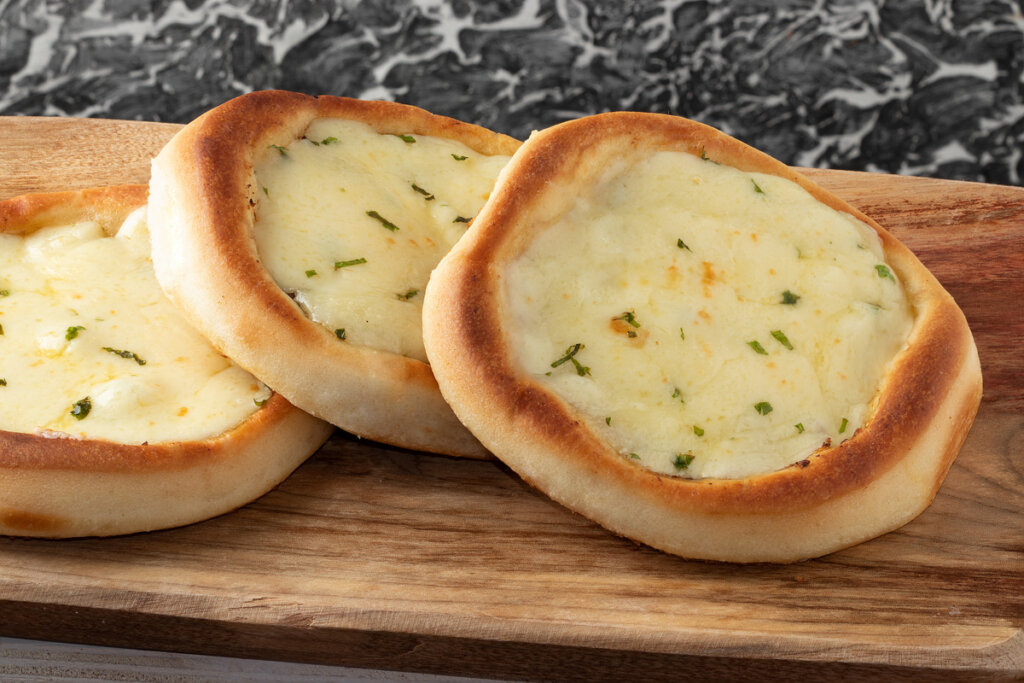 Esfiha aberta de queijo (Imagem: Royam | Shutterstock)