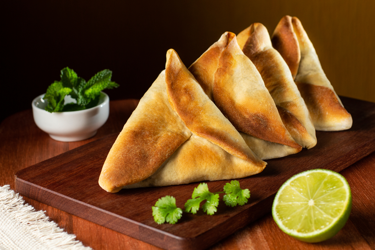 Esfiha fechada de calabresa (Imagem: David Salgado Fellow | Shutterstock)