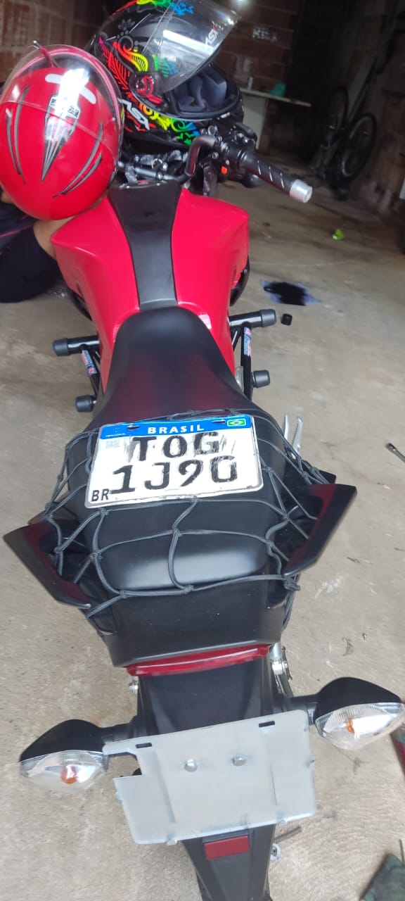 Motocicleta usada durante fuga já estava tendo a placa adulterada por Divulgação Polícia Civil