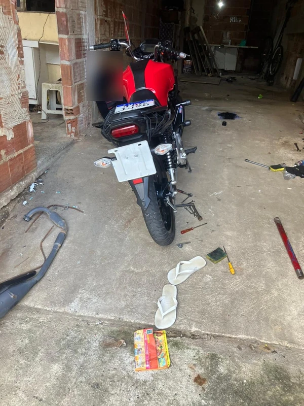 Motocicleta usada durante fuga já estava tendo a placa adulterada por Divulgação Polícia Civil