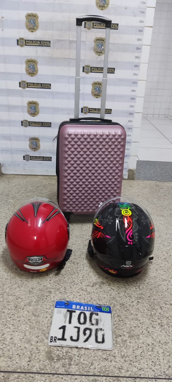 Polícia apreendeu mala levada no assalto, capacetes dos criminosos e placa de moto usada na fuga por Divulgação Polícia Civil