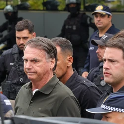 Entre as principais regras, está a proibição de qualquer forma de comunicação externa, direta ou indireta. Bolsonaro não poderá utilizar telefone, celular ou outros meios eletrônicos, nem por intermédio de terceiros
