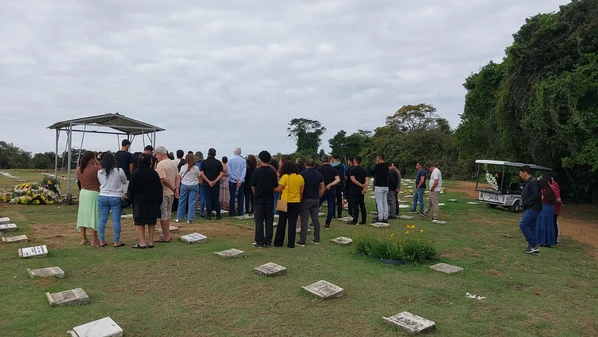 Familiares e amigos se despediram de Fellyppe Gabryel Tofanin Brito, de 20 anos, no cemitério Parque da Paz, na Ponta da Fruta