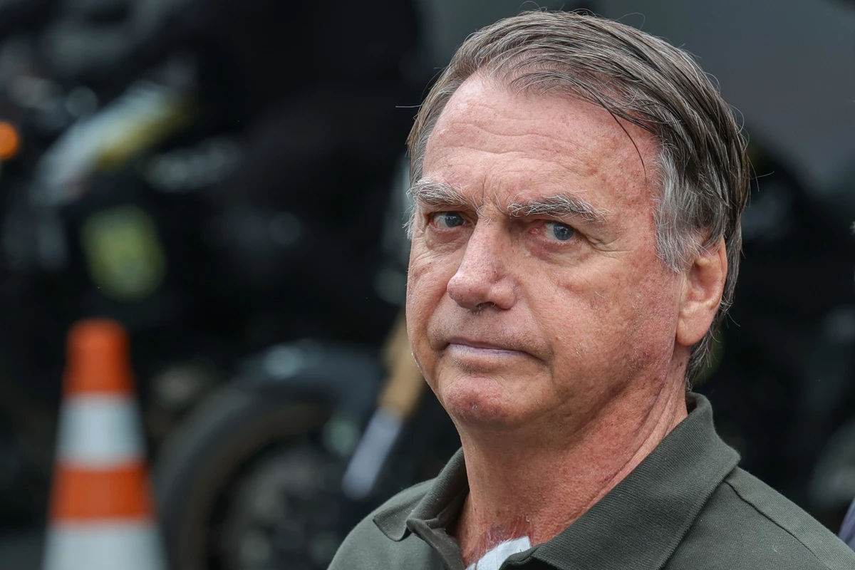 Brasília (DF) 14/09/2025 O ex-presidente Jair Bolsonaro, acompanhado de seu filho, Jair Renan, deixa hospital sob forte esquema de segurança, após passar pro procedimentos