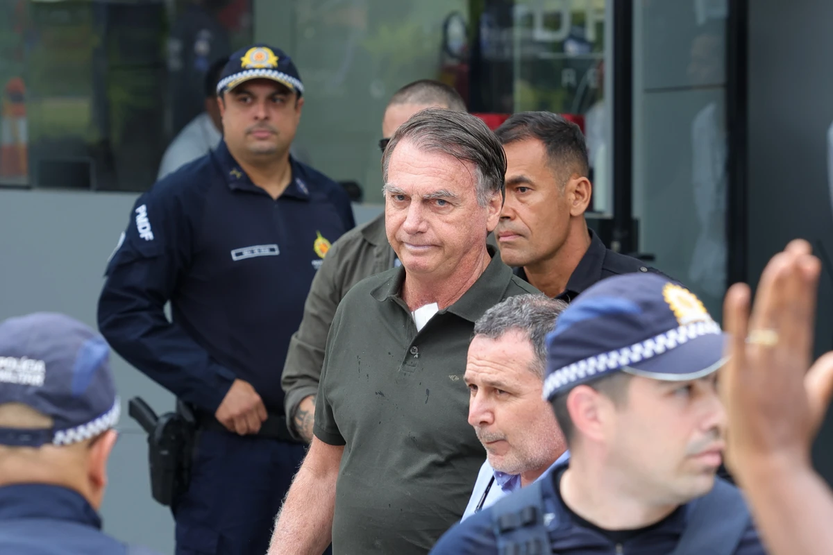 Brasília (DF) 14/09/2025 O ex-presidente Jair Bolsonaro, acompanhado de seu filho, Jair Renan, deixa hospital sob forte esquema de segurança, após passar pro procedimentos