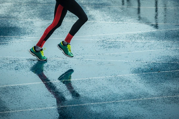 Em dias chuvosos, é preciso tomar cuidado com poças e buracos nas pistas