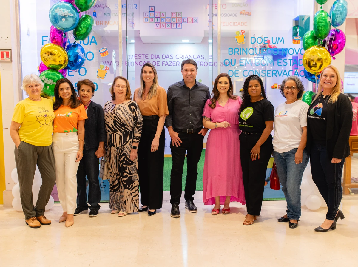  Letícia Dalvi, Raphael Brotto e Paula Martins com representantes das instituições beneficiadas. 