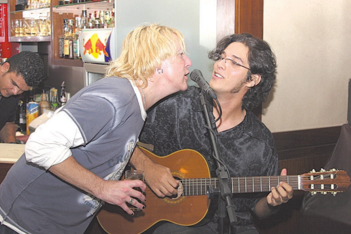  O baterista do Scorpions, James Kottak, não resistiu a dar uma canja quando ouviu a banda Rockfour tocando no Jazz Café, quinta-feira. A “jam” passou das 3 da madrugada, regada a uísque. 