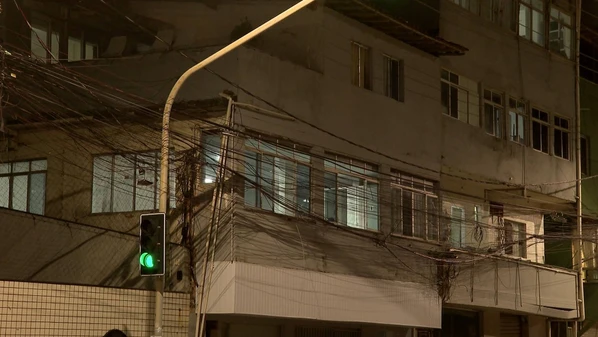 Segundo informações da PM, o homem estava secando a varanda da residência quando moveu perfis de alumínio que encostaram em fios de alta tensão