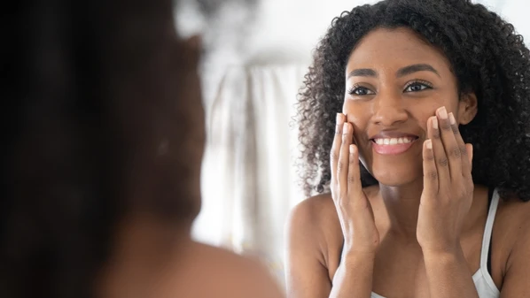 Limpeza, hidratação e proteção são os pilares para uma rotina de cuidados com a pele