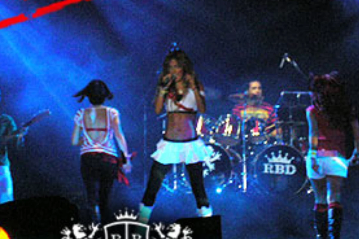 A cantora Anahí no show do grupo Rebelde, na Praça do Papa, em Vitória