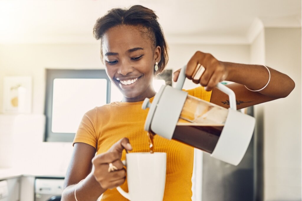 Bebidas com cafeína, como café, estimulam o sistema nervoso e podem ajudar a aumentar a energia (Imagem: PeopleImages.com – Yuri A | Shutterstock) 