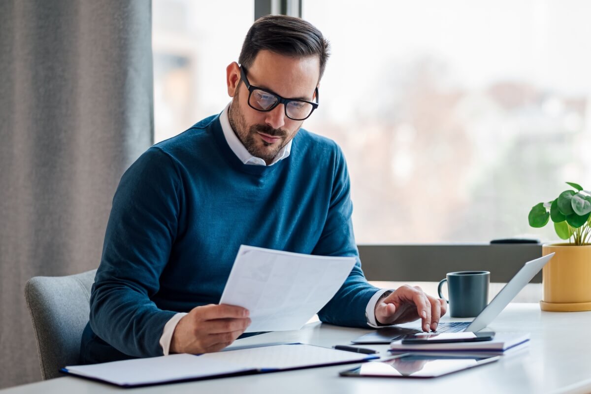 É importante não deixar para organizar as finanças da empresa apenas em dezembro (Imagem: Moon Safari | Shutterstock)