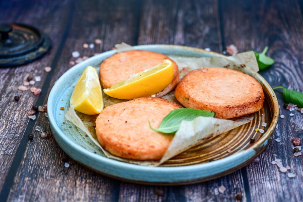 Hambúrguer de salmão (Imagem: GK1982 | Shutterstock)